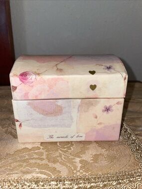 Vintage Tri-Coastal Designs, Inc.  botanical+ hearts Dome Keepsakes box. 5x4”